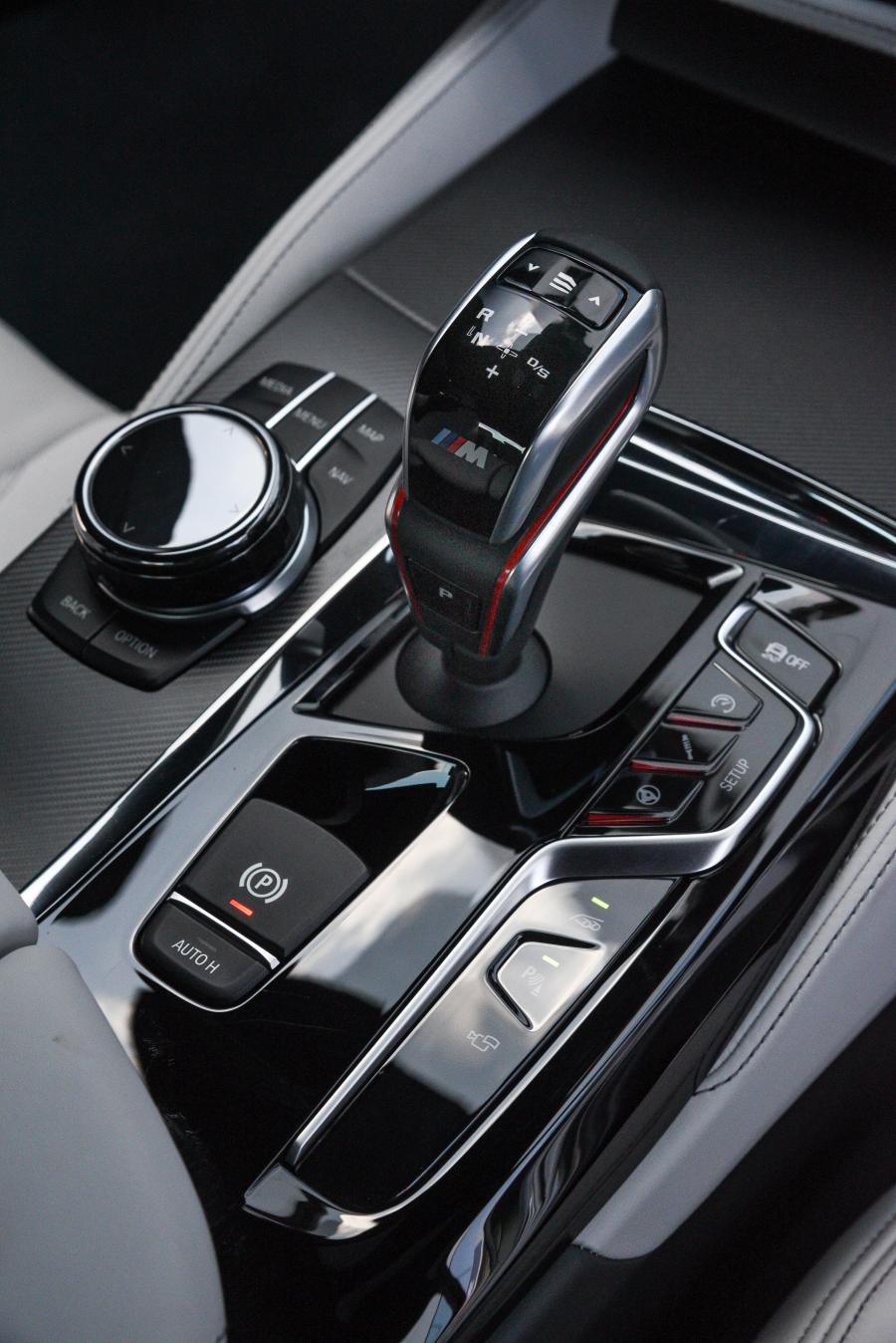 Детали интерьера BMW M5 (F90) 2018 года  (ZA) (фото 19 из 40)